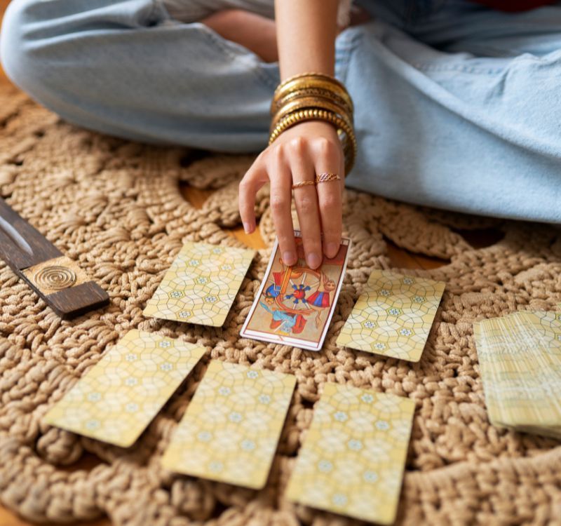 El tarot consciente, en cambio, utiliza las cartas como una herramienta de reflexión y comprensión