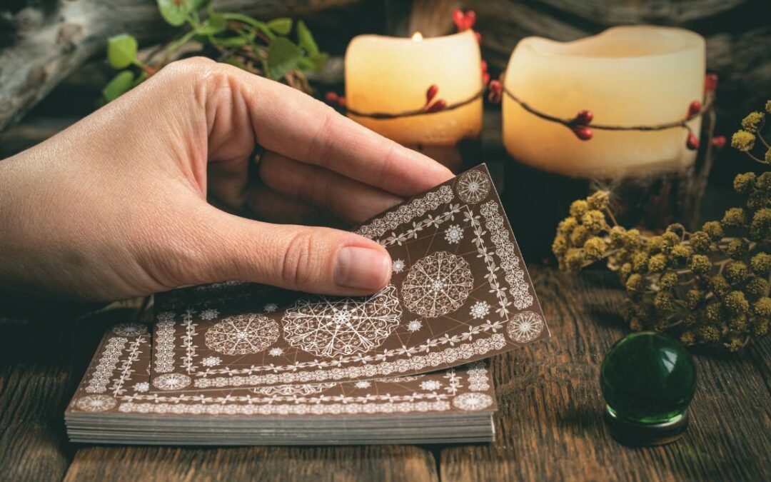 Sesion de Tarot consciente como herramienta de reflexión interior en procesos de transformación personal.