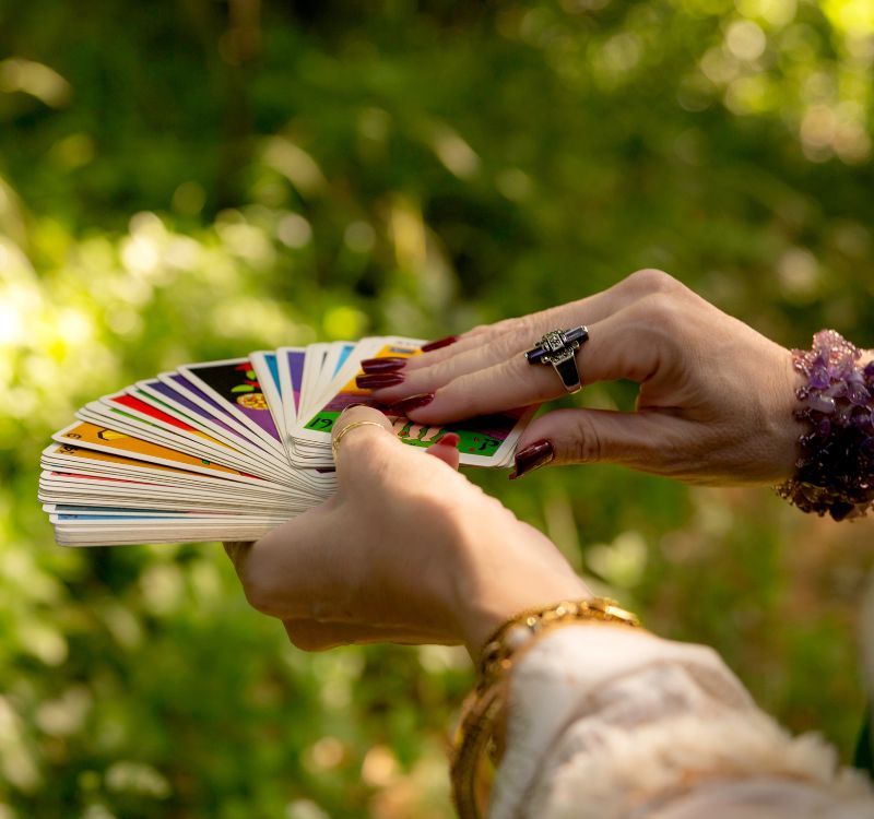 Sesión de tarot terapéutico utilizada como herramienta de acompañamiento consciente y transformación personal.